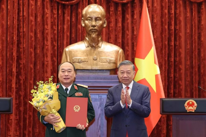 Thăng quân hàm Thượng tướng cho Phó Tổng Tham mưu trưởng Lê Quang Đạo