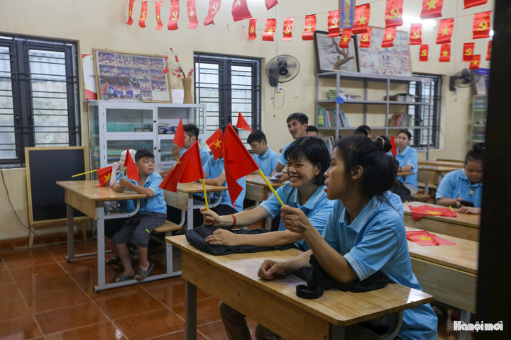 Xúc động lễ khai giảng của những "vầng trăng khuyết" nơi ngoại thành Hà Nội