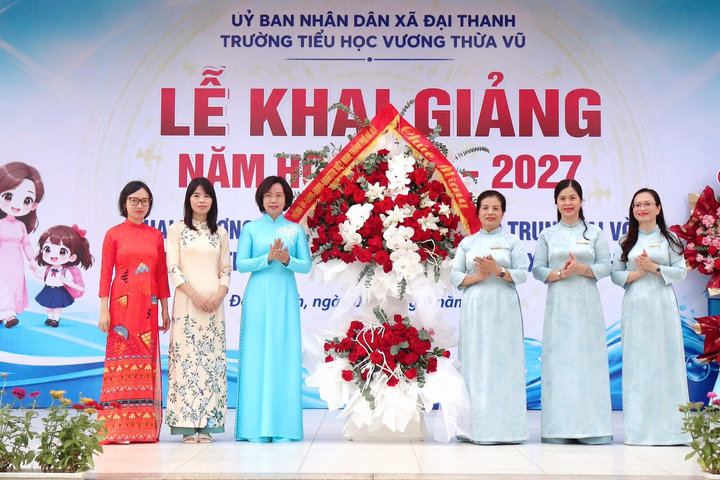 Chủ tịch Ủy ban MTTQ Việt Nam thành phố Hà Nội dự lễ khai giảng tại Trường Tiểu học Vương Thừa Vũ