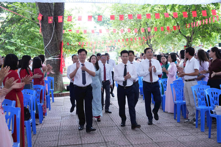Phó Chủ tịch UBND TP Hà Nội Bùi Duy Cường dự lễ khai giảng tại Trường THPT Thạch Thất