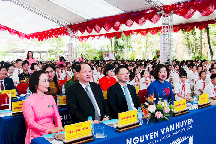 Trưởng ban Tuyên giáo Thành ủy Nguyễn Doãn Toản dự Lễ Khai giảng tại Trường THCS Nguyễn Văn Huyên