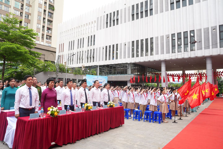 Trường THCS Cầu Giấy đưa robot, công nghệ vào ngày khai trường
