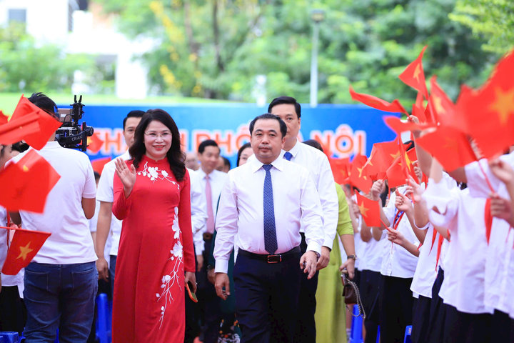 Bí thư Thành ủy Hà Nội dự lễ khai giảng tại Trường THCS Trần Duy Hưng