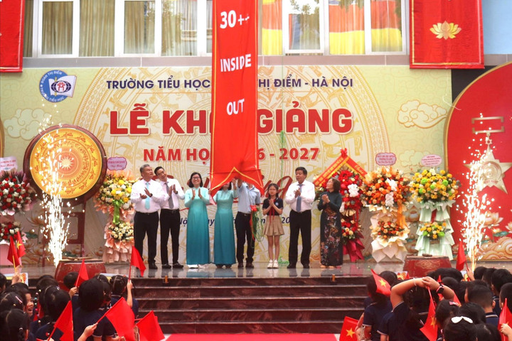 Phó Chủ tịch Thường trực UBND thành phố Dương Đức Tuấn chung vui với trường Tiểu học Đoàn Thị Điểm trong lễ khai giảng