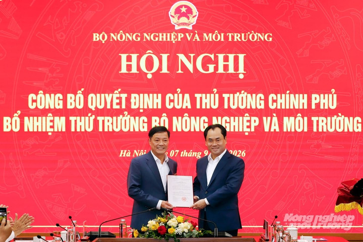 Trao quyết định của Thủ tướng bổ nhiệm Thứ trưởng Bộ Nông nghiệp và Môi trường