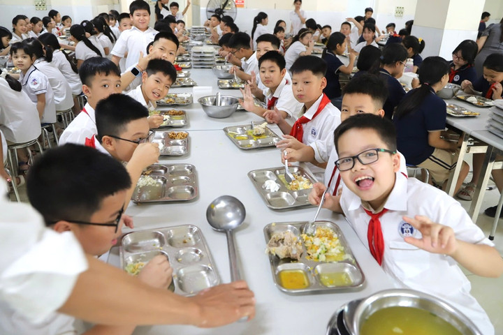Học sinh Hà Nội trở lại trường nền nếp, bữa ăn bán trú được kiểm soát chặt