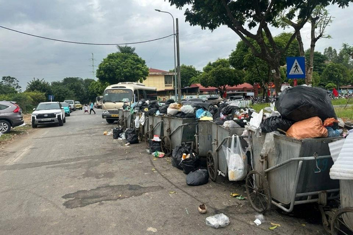 Phường Yên Nghĩa: Tiềm ẩn nguy cơ từ điểm tập kết rác ngay sát trường học