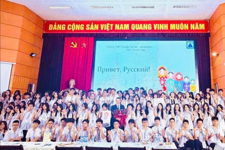 Học sinh chuyên Nga Hà Nội - Amsterdam hứng khởi với hoạt động giao lưu văn hóa Nga - Việt ngày đầu năm học