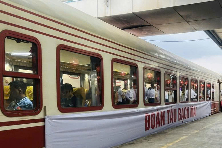 Đoàn tàu Bạch Mai duy trì hơn 500 khách mỗi chuyến
