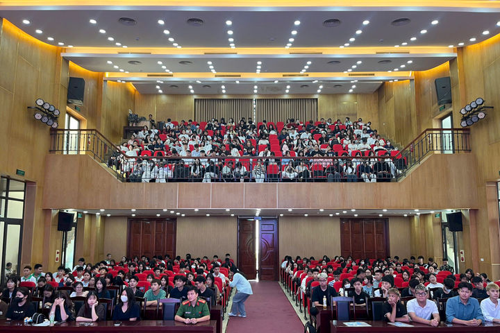 300 tân sinh viên học cách thoát nạn khi xảy ra cháy tại nhà trọ