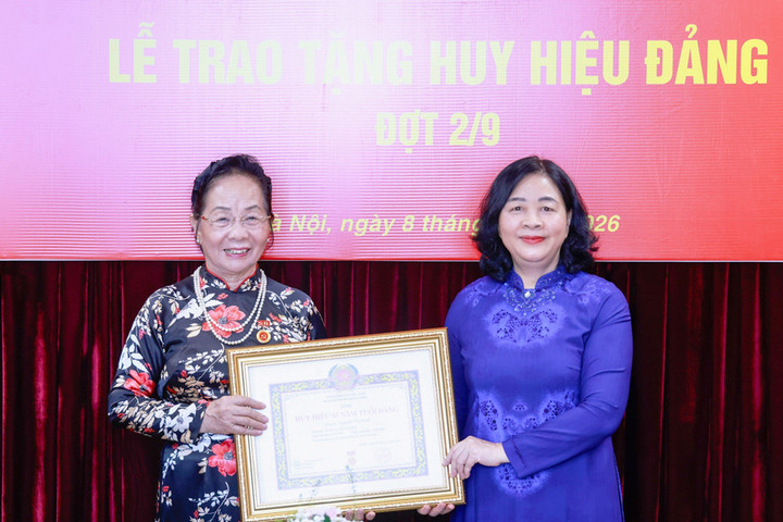 Trao Huy hiệu 45 năm tuổi Đảng tặng GS.TS Nguyễn Thị Doan