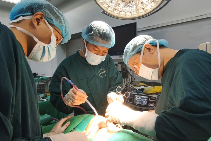 Cứu sống bệnh nhân thủng cơ hoành, áp xe phổi do rò đại tràng