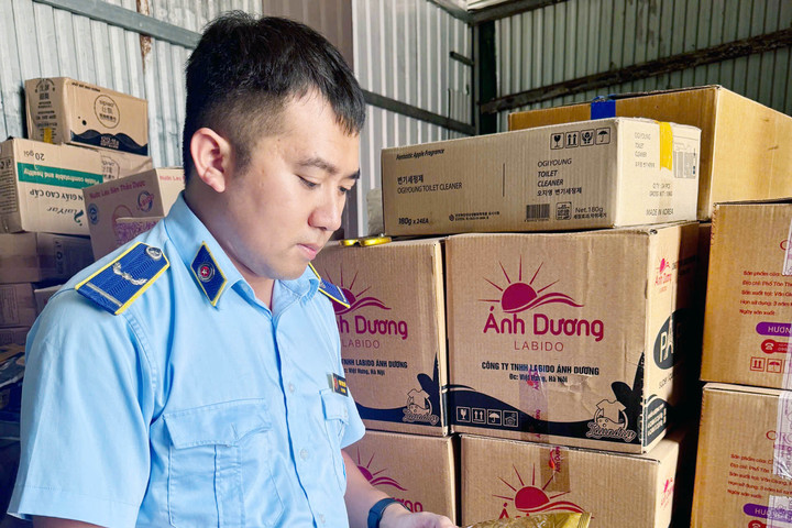 Quản lý thị trường Hà Nội liên tục phát hiện hàng lậu trên địa bàn phường Việt Hưng