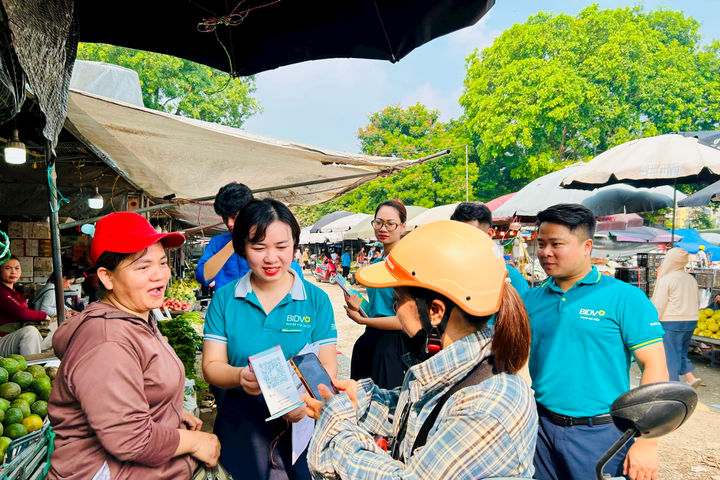 Phường Hoàng Mai hỗ trợ tiểu thương chuyển đổi số
