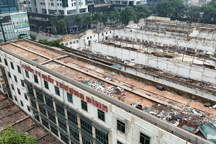 Cận cảnh khu đất hơn 3,6 ha của nhà máy Giầy Thượng Đình đang được tháo dỡ