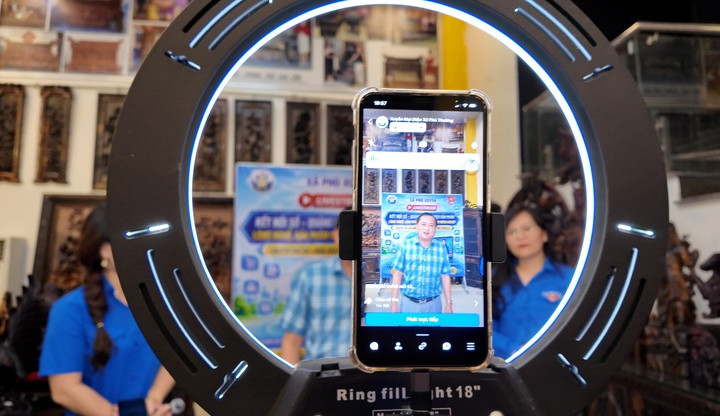 Xã Phú Xuyên đẩy mạnh kinh tế số từ các phiên livestream