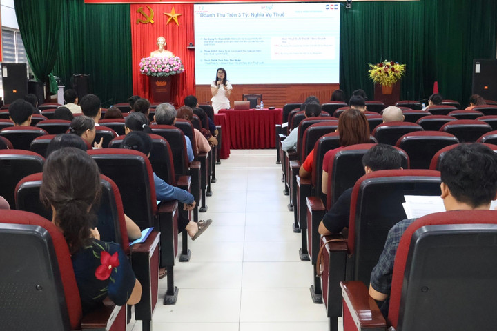 Phường Phú Diễn hỗ trợ hộ kinh doanh cập nhật chính sách thuế