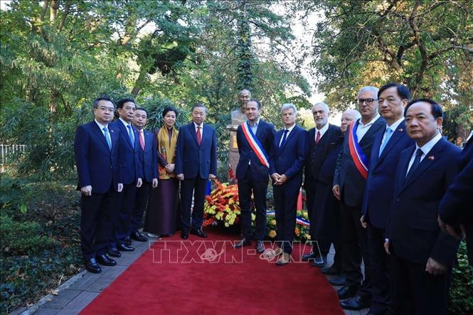 Tổng Bí thư, Chủ tịch nước Tô Lâm dâng hoa tại Tượng Chủ tịch Hồ Chí Minh ở thành phố Montreuil (Pháp)