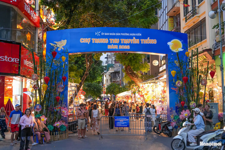 Rộn ràng chợ Trung thu giữa phố cổ Hà Nội