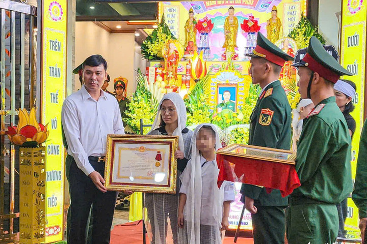 Truy tặng Huân chương Dũng cảm cho Trung tá Trần Văn Tùng hy sinh khi cứu người