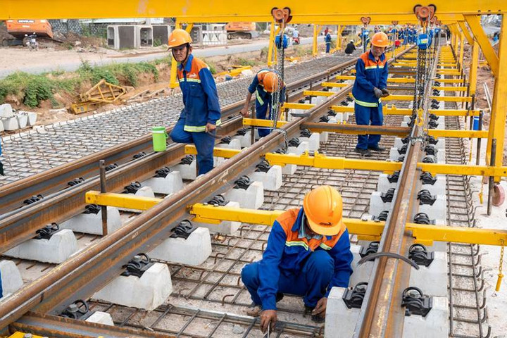 Tuyến đường sắt nhẹ đầu tiên tại Phú Quốc tăng tốc lắp đặt ray
