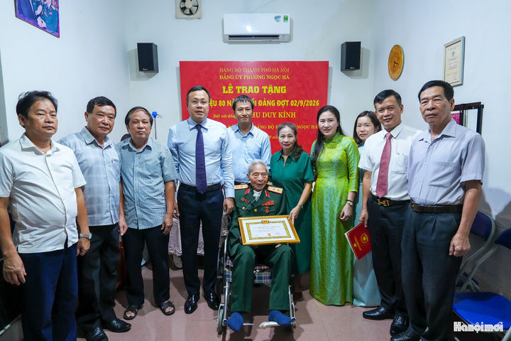 Trao Huy hiệu 80 năm tuổi Đảng cho đảng viên lão thành Chu Duy Kính
