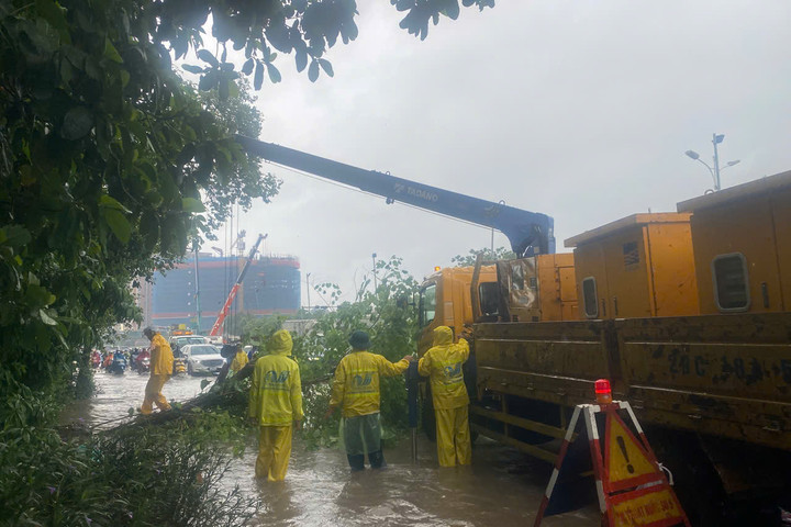 Tăng cường ứng trực, xử lý phát sinh tại Quốc lộ 32, AEON Long Biên