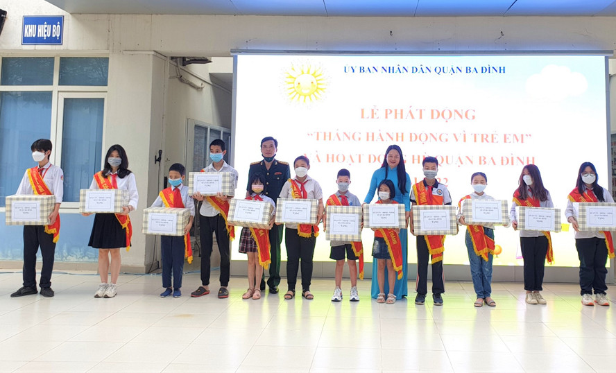 Quận Ba Đình trao 70 phần quà tặng trẻ em nhân dịp ''Tháng hành động vì trẻ em''