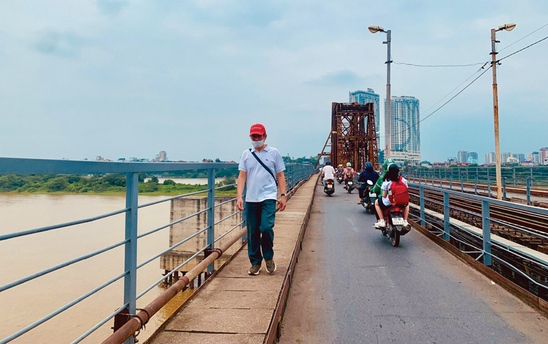 Đi bộ trên cầu Long Biên