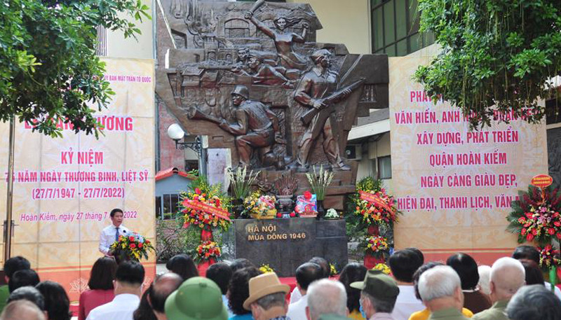 Quận Hoàn Kiếm tổ chức lễ dâng hương kỷ niệm 75 năm Ngày Thương binh - Liệt sĩ