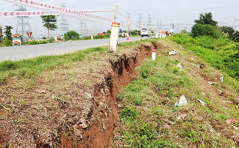 Mưa lớn gây sạt lở nghiêm trọng đê hữu Đáy ở huyện Quốc Oai