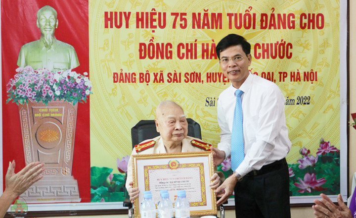 Huyện ủy Quốc Oai trao Huy hiệu 75 năm tuổi Đảng cho đồng chí Hà Đình Chước
