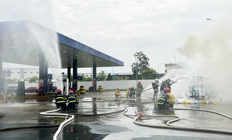 Diễn tập xử lý sự cố cháy, nổ cây xăng trong khu công nghiệp huyện Đông Anh