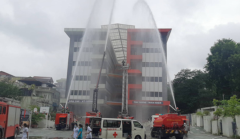 Diễn tập chữa cháy và cứu hộ tại Trường THCS Chu Văn An