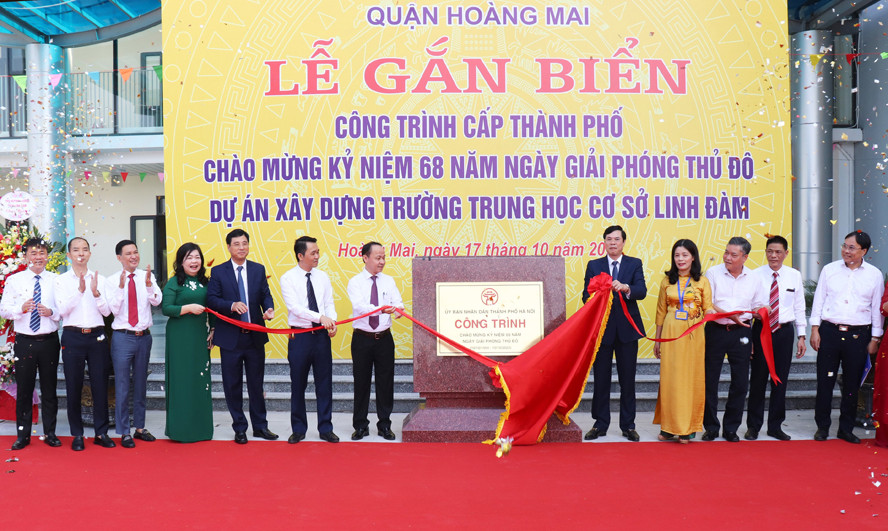 Gắn biển công trình chào mừng 68 năm Ngày Giải phóng Thủ đô tại Trường THCS Linh Đàm