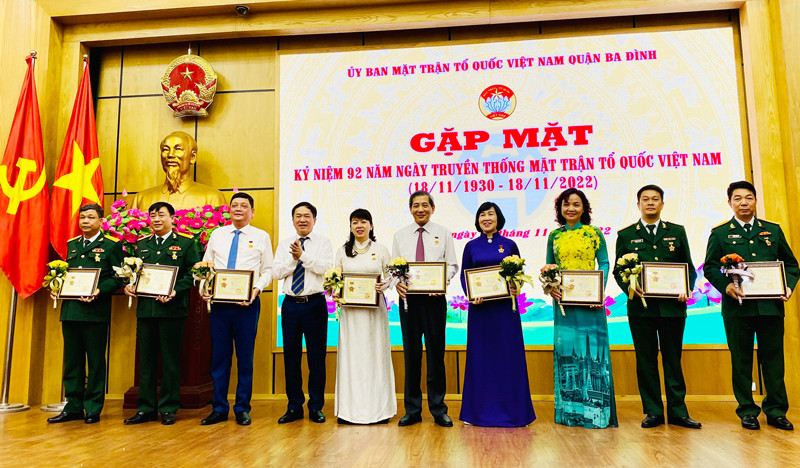 10 cá nhân tiêu biểu quận Ba Đình nhận Kỷ niệm chương Vì sự nghiệp đại đoàn kết dân tộc