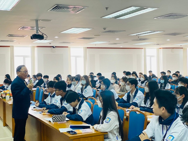 Quận Long Biên: Lần đầu tiên tổ chức lớp bồi dưỡng lý luận chính trị cho học sinh phổ thông