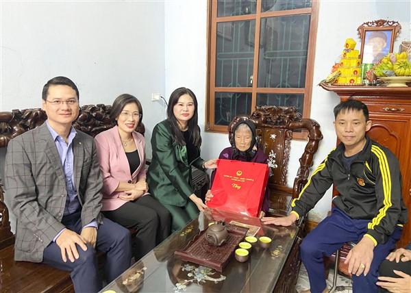 Lãnh đạo huyện Gia Lâm thăm, tặng quà Mẹ Việt Nam Anh hùng và người cao tuổi trên địa bàn