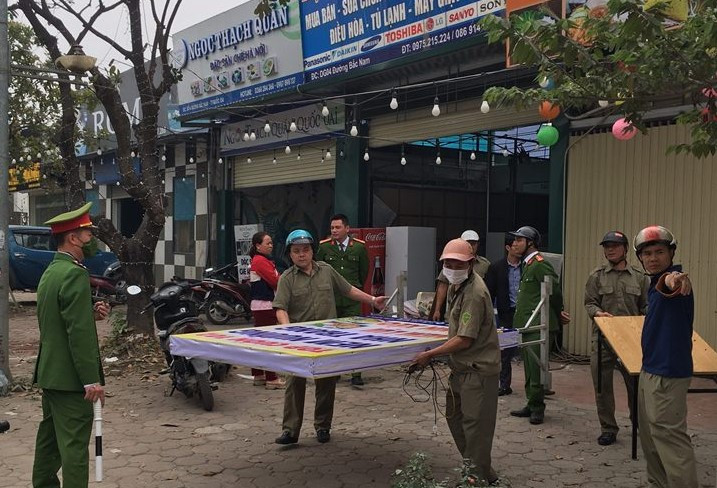 Huyện Quốc Oai ra quân xử lý vi phạm hành lang an toàn giao thông