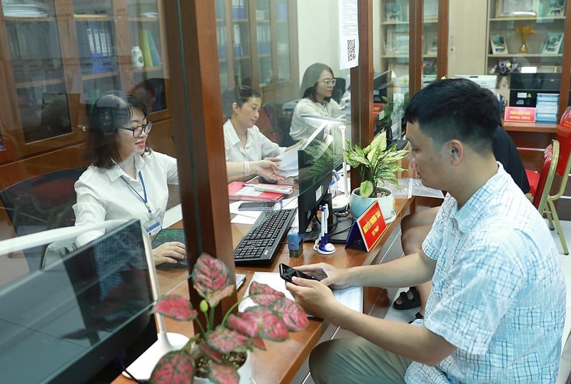 Quận Long Biên tiếp nhận 25 công chức từ quận Hoàn Kiếm