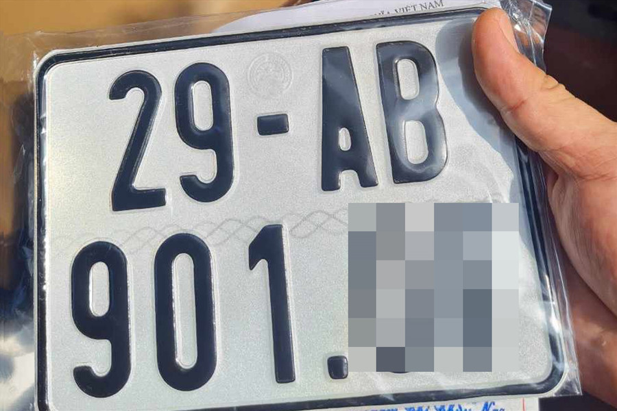Nhiều người dân Hà Nội bất ngờ khi bấm được biển số xe máy có 2 chữ cái