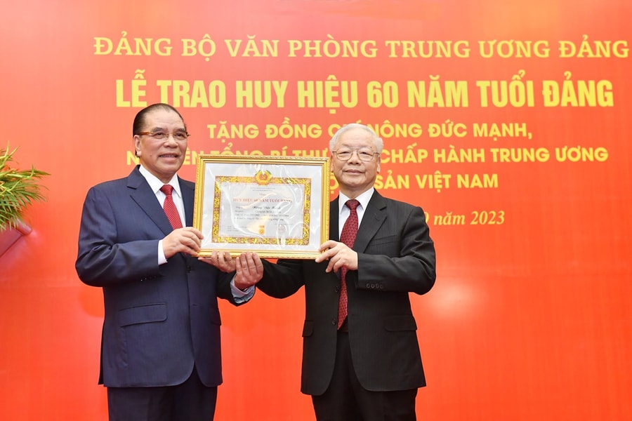 Trao Huy hiệu 60 năm tuổi Đảng tặng nguyên Tổng Bí thư Nông Đức Mạnh