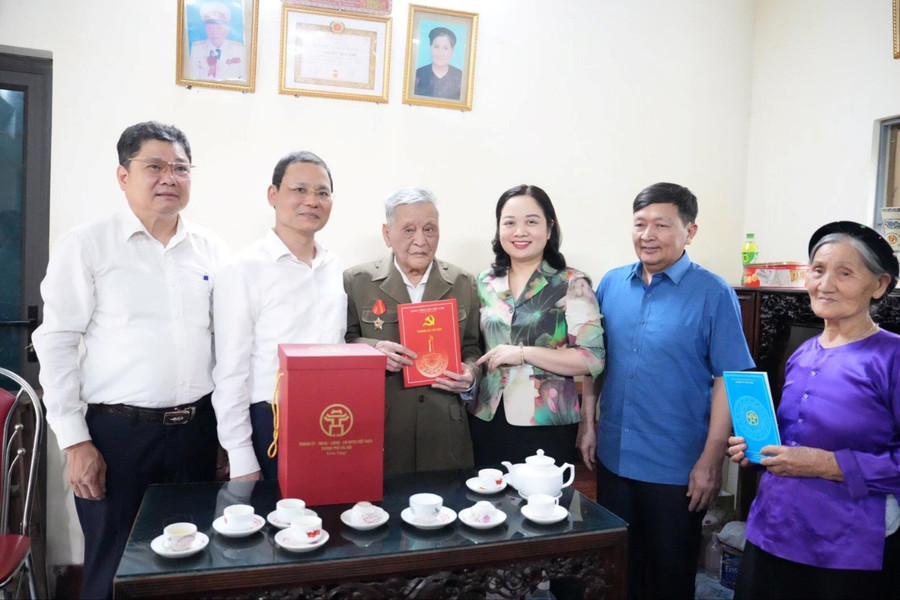 Thăm, tặng quà các gia đình chính sách, chiến sĩ Điện Biên Phủ tại Ứng Hòa
