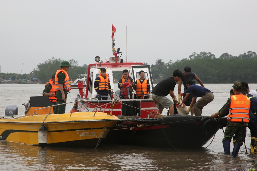 Thủ tướng chỉ đạo tập trung tìm kiếm người mất tích do chìm thuyền tại Quảng Ninh