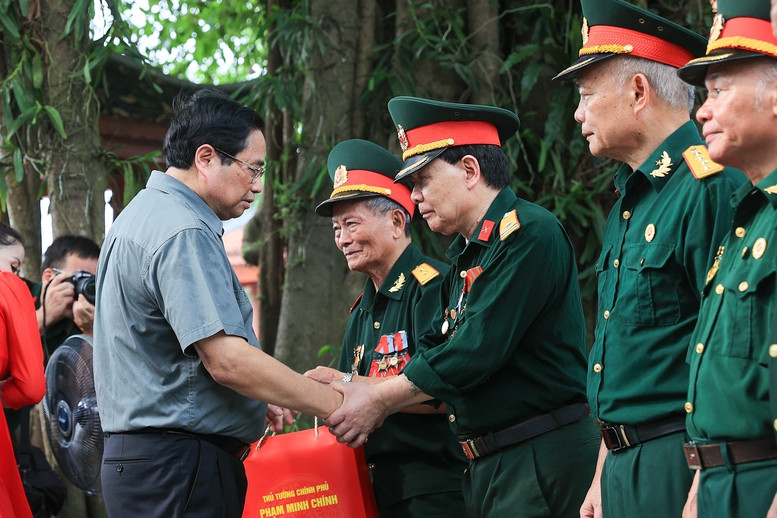 Thủ tướng Phạm Minh Chính dâng hương tri ân các Anh hùng liệt sĩ