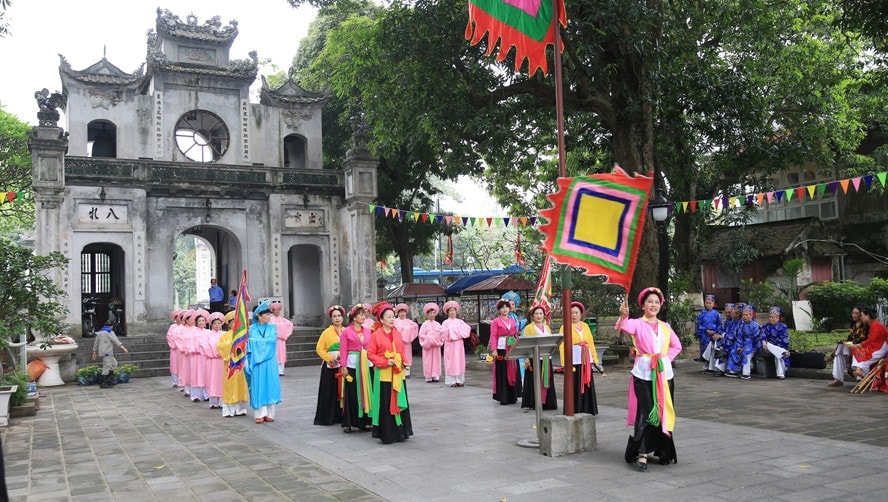 Tạm dừng đón khách tham quan đền Quán Thánh