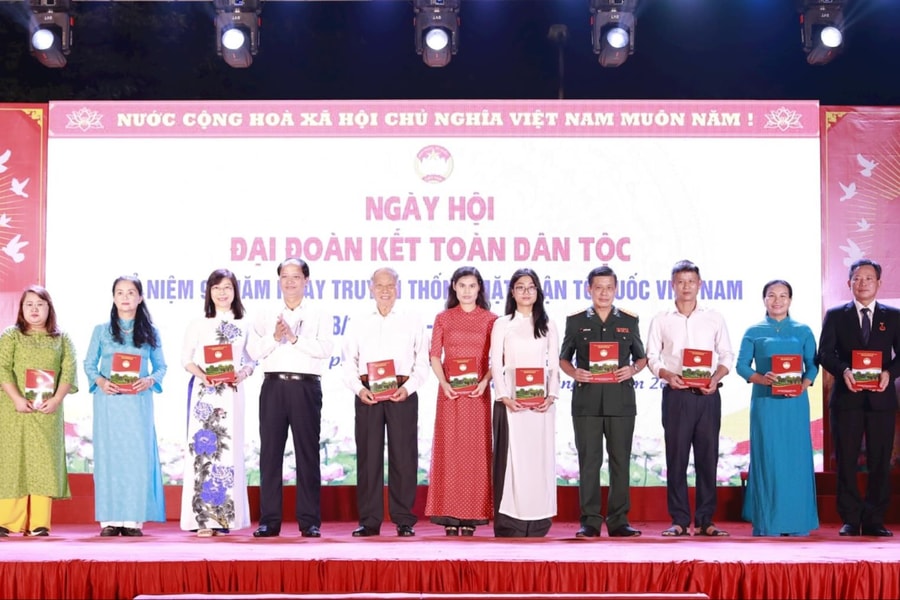 Đồng chí Nguyễn Doãn Toản dự Ngày hội Đại đoàn kết toàn dân tộc tại quận Long Biên