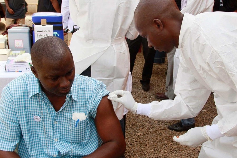 Chiến dịch tiêm chủng ngăn “ác mộng” Ebola trở lại