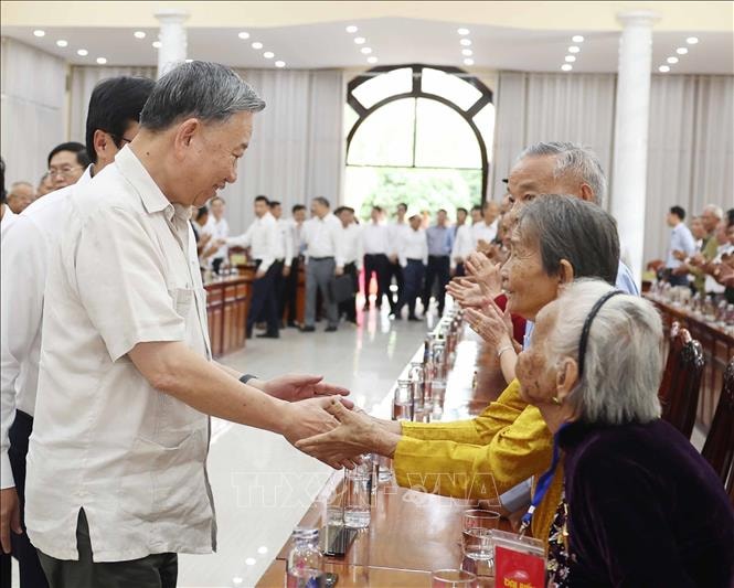 Tổng Bí thư Tô Lâm gặp mặt, tặng quà Bà mẹ Việt Nam Anh hùng, gia đình chính sách và cựu chiến binh lão thành tỉnh Đồng Tháp