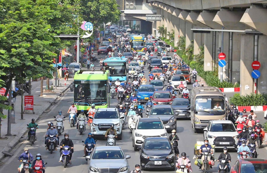 Xử lý các điểm ùn tắc giao thông tại Hà Nội: Kết hợp giải pháp trước mắt và lâu dài